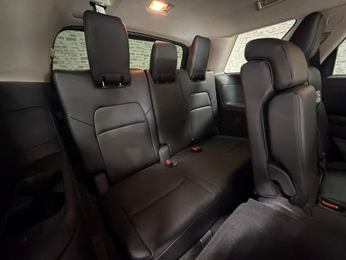 Used 2025 Nissan Pathfinder SL FWD image 13