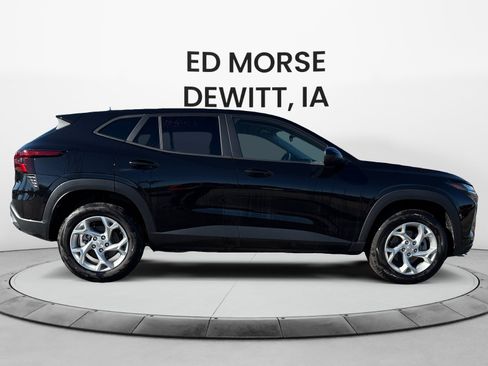 Used 2025 Chevrolet Trax LS w/ LS Convenience Package image 6