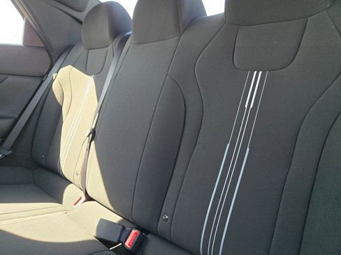 New 2025 Hyundai Elantra SEL image 12