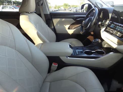 Used 2022 Toyota Highlander Platinum AWD/4WD image 12