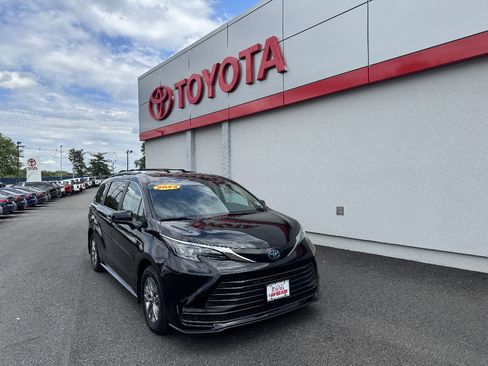 Used 2024 Toyota Sienna LE AWD/4WD image 1