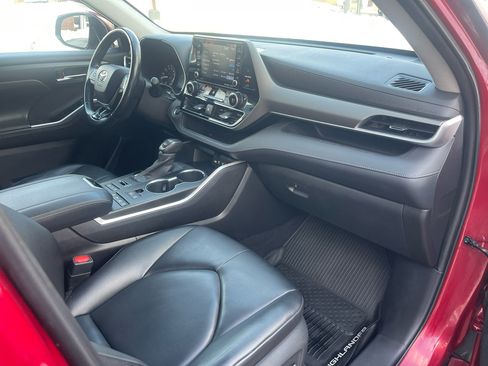 Used 2020 Toyota Highlander XLE image 20