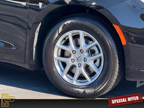 Used 2024 Chrysler Pacifica Touring-L image 26