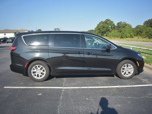 Used 2023 Chrysler Pacifica Touring-L FWD image 4