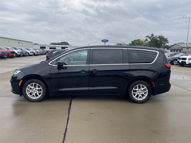 Used 2024 Chrysler Pacifica Touring-L FWD image 16