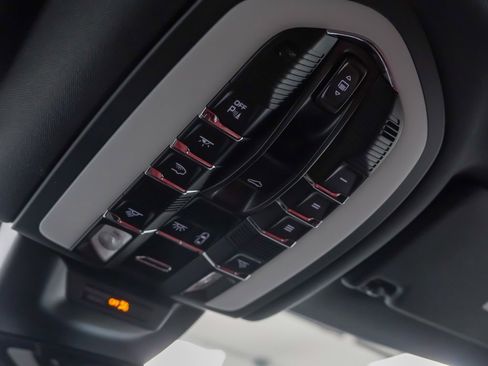 Used 2025 Porsche Macan image 28