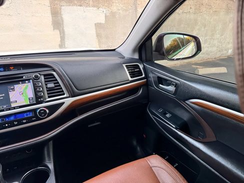 Used 2019 Toyota Highlander Limited FWD image 33