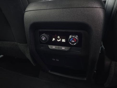 Used 2025 Chevrolet Traverse LT image 36