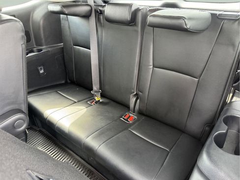 Used 2023 Toyota Highlander XLE AWD/4WD image 12