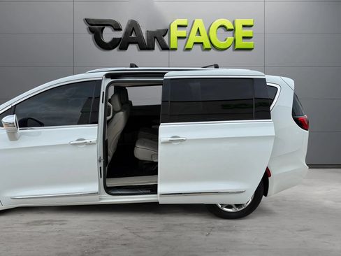 Used 2018 Chrysler Pacifica Limited FWD image 19