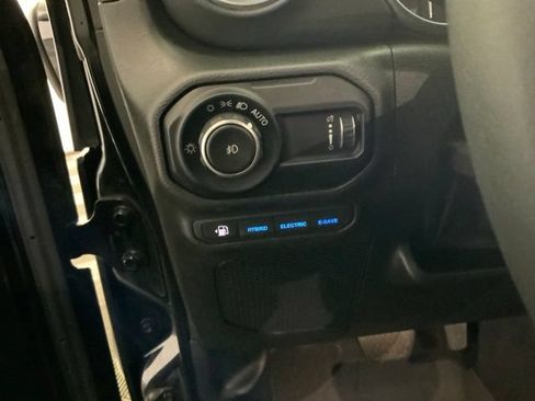 Used 2023 Jeep Wrangler Unlimited Sahara AWD/4WD image 17