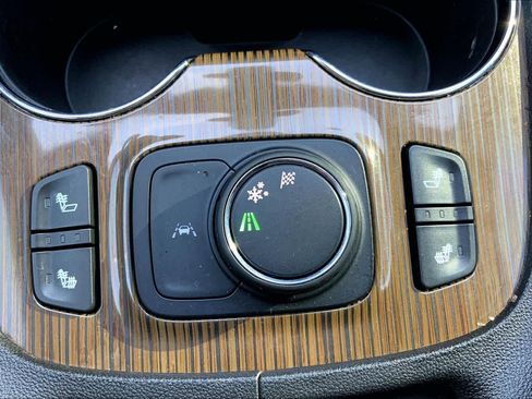 Used 2022 GMC Acadia SLE w/ Driver Convenience Package image 35