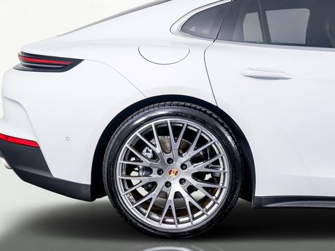 Used 2024 Porsche Panamera 4 w/ Premium Package image 33