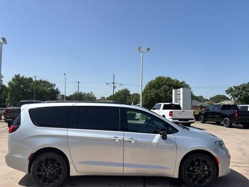 Used 2023 Chrysler Pacifica Limited w/ S Appearance Package AWD/4WD image 4