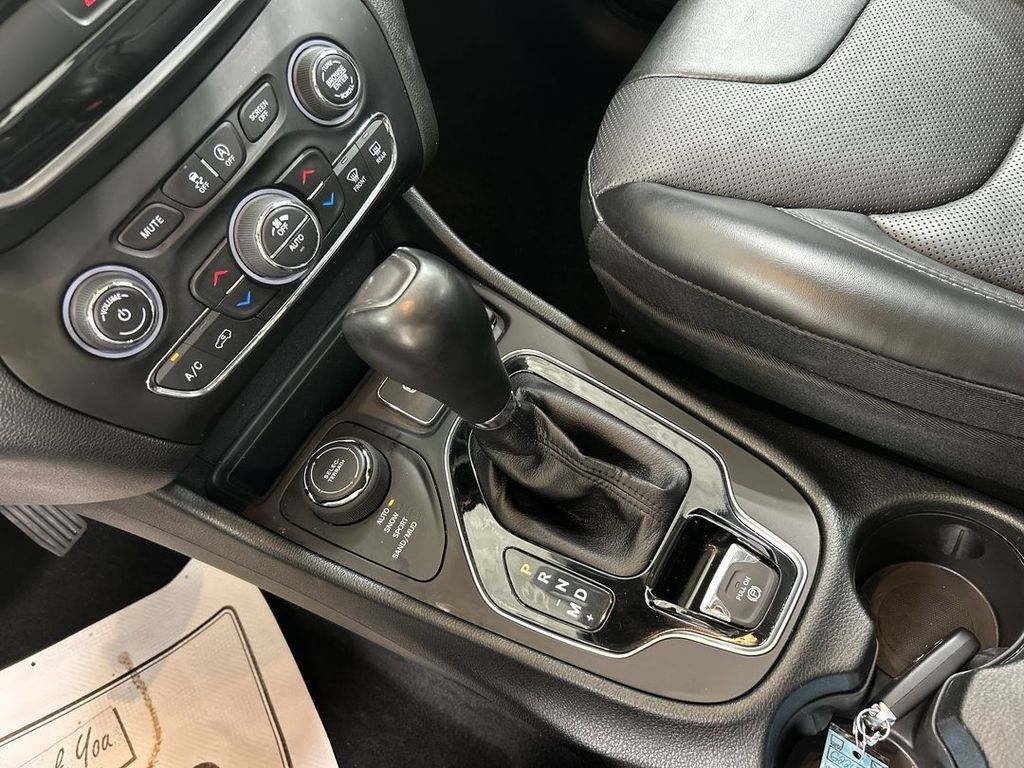 Used 2022 Jeep Cherokee Limited w/ Elite Package AWD/4WD image 18