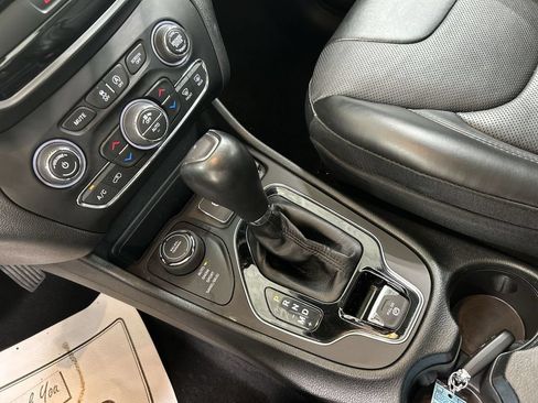 Used 2022 Jeep Cherokee Limited w/ Elite Package AWD/4WD image 18