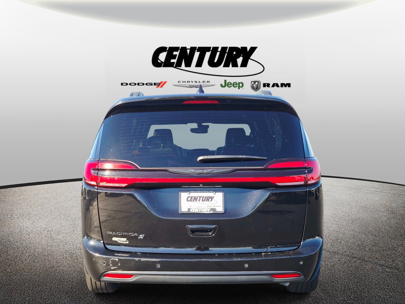 Used 2024 Chrysler Pacifica Touring-L FWD image 5