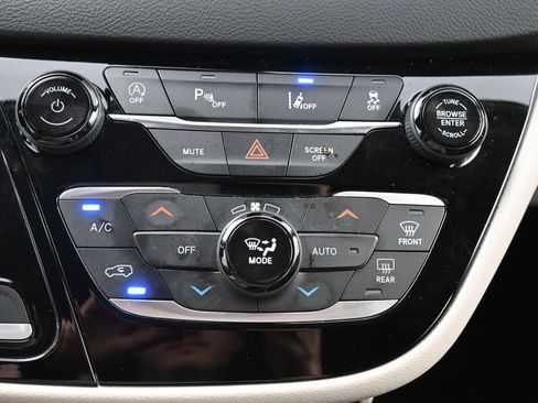 Used 2023 Chrysler Pacifica Touring-L FWD image 14