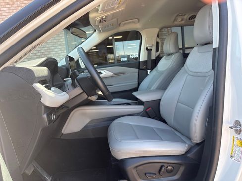Used 2025 Ford Explorer Active w/ Active Comfort Package AWD/4WD image 3