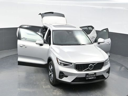 Used 2025 Volvo XC40 B5 Plus image 32