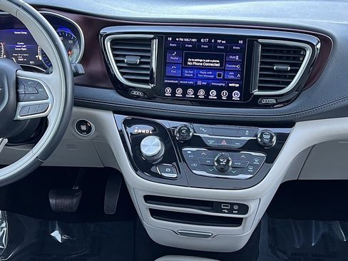 Used 2017 Chrysler Pacifica Limited w/ Tire & Wheel Group image 41