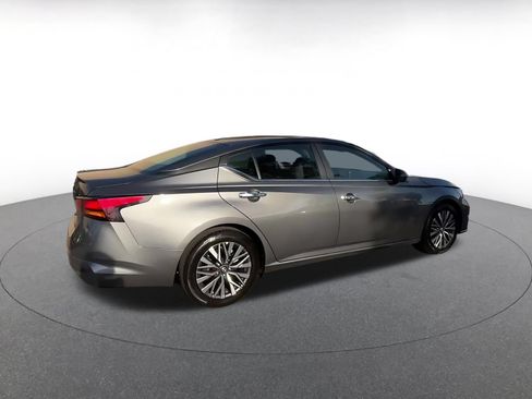 Used 2025 Nissan Altima 2.5 SV FWD image 11