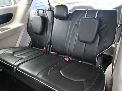Used 2023 Chrysler Pacifica Limited image 18