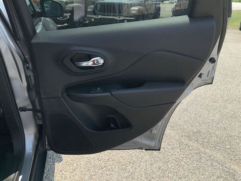 Used 2022 Jeep Cherokee Trailhawk AWD/4WD image 47