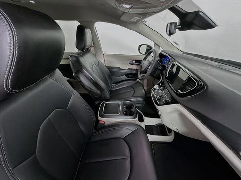 Used 2024 Chrysler Pacifica Touring-L image 28