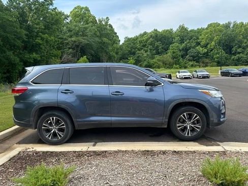 Used 2019 Toyota Highlander LE FWD image 3