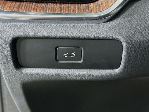 Used 2025 Volvo V60 B5 Cross Country Plus image 17