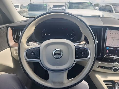 Used 2022 Volvo XC60 B5 Momentum w/ Climate Package FWD image 21