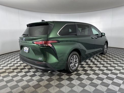 Used 2021 Toyota Sienna XLE image 25