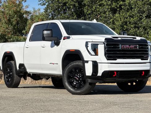 Used 2025 GMC Sierra 2500 AT4 AWD/4WD image 2