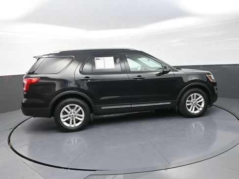 Used 2017 Ford Explorer XLT w/ Equipment Group 201A FWD image 11