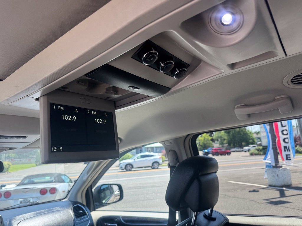 Used 2014 Chrysler Town & Country Touring FWD image 29