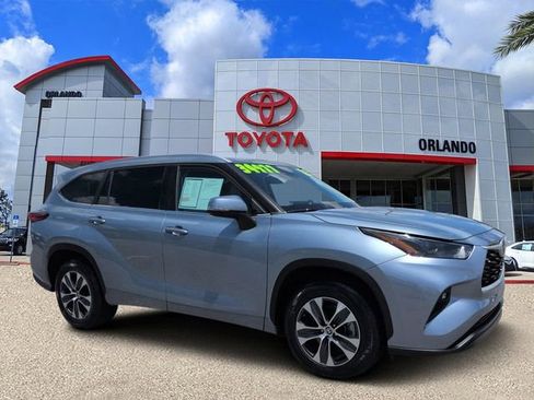 Used 2023 Toyota Highlander XLE FWD image 1