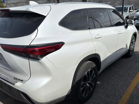 Used 2022 Toyota Highlander XLE AWD/4WD image 6