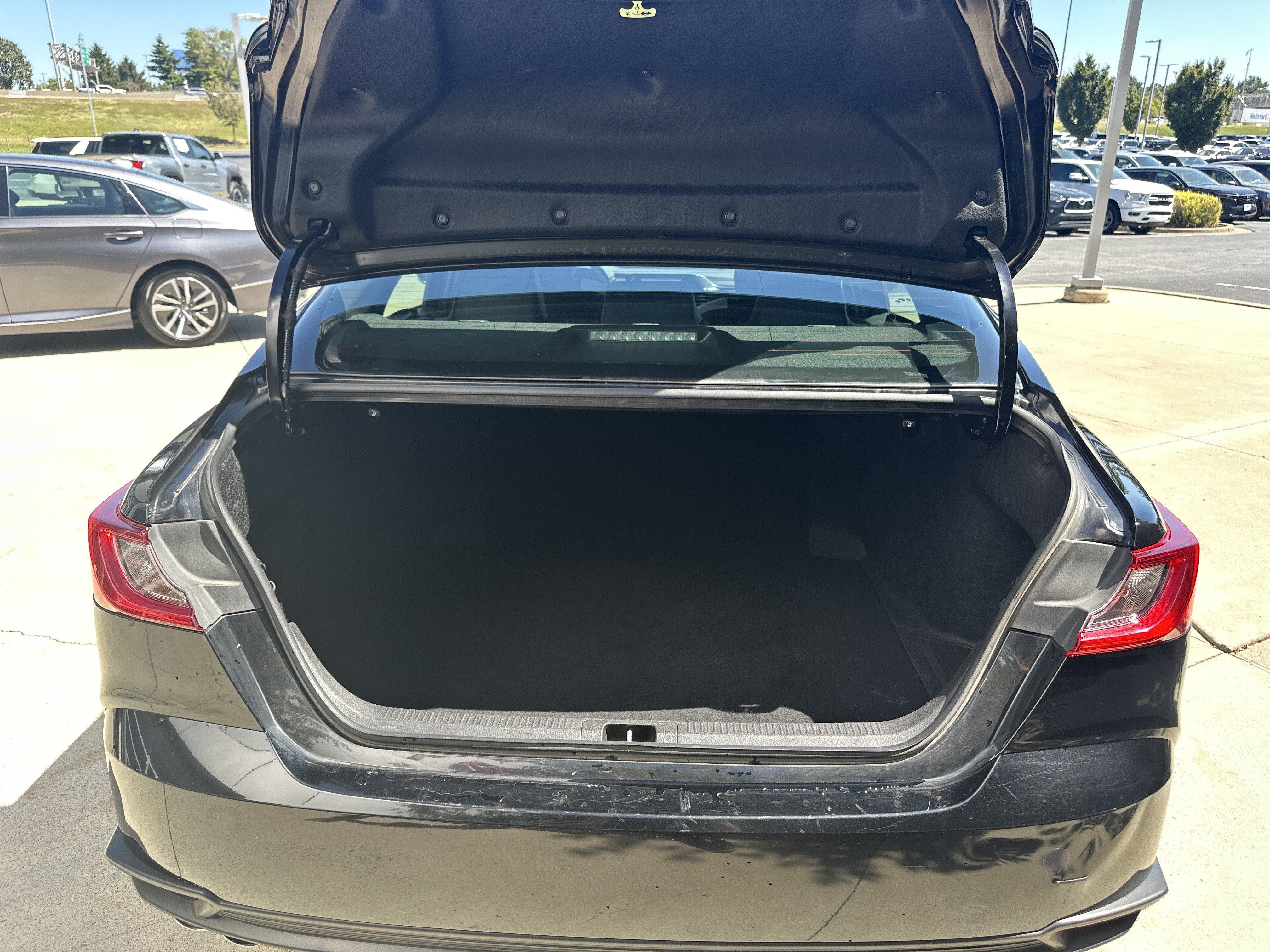 Used 2025 Toyota Camry SE w/ Convenience Package FWD image 31