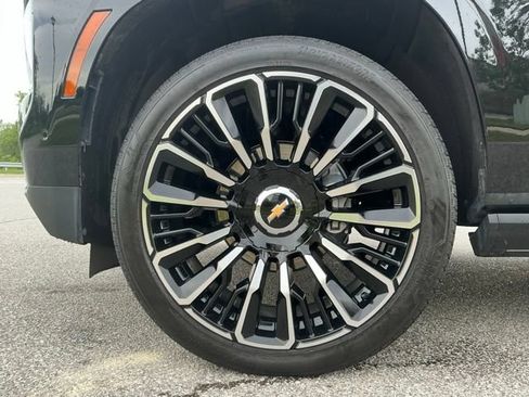 Used 2025 Chevrolet Suburban High Country AWD/4WD image 15
