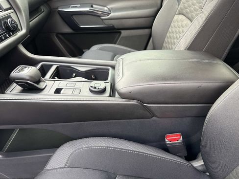 Used 2024 Nissan Pathfinder S image 15