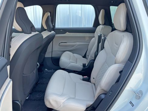 Used 2025 Volvo EX90 Ultra image 41