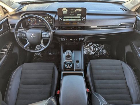 Used 2024 Mitsubishi Outlander AWD image 12