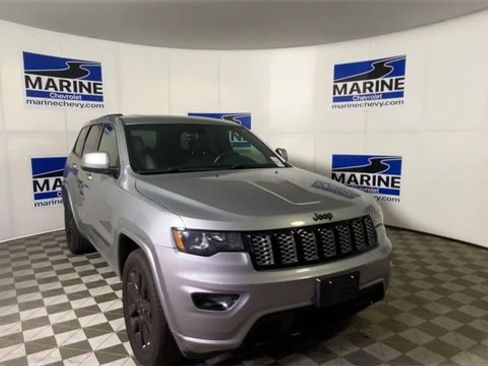 Used 2017 Jeep Grand Cherokee Altitude image 4