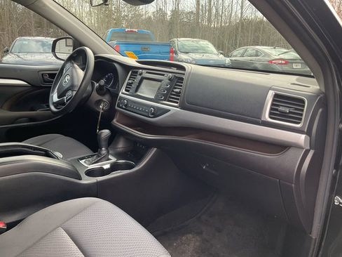 Used 2018 Toyota Highlander LE image 11