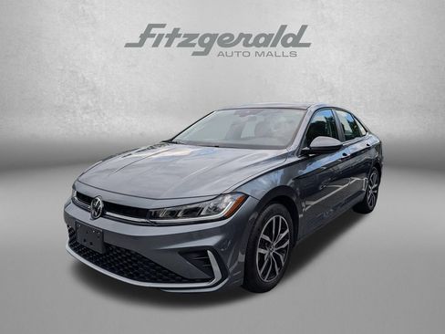 Used 2025 Volkswagen Jetta SE FWD image 3