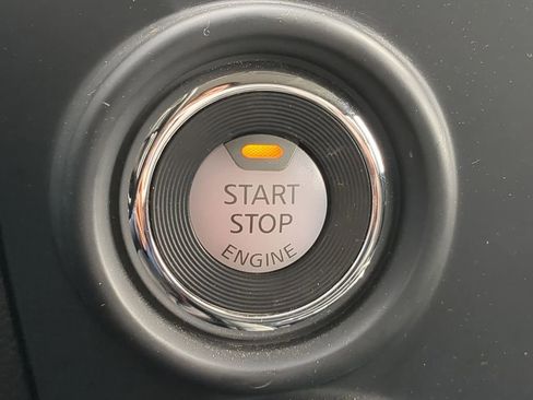 Used 2024 Nissan Titan SV w/ SV Convenience Package image 27