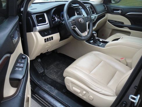 Used 2016 Toyota Highlander Limited FWD image 17