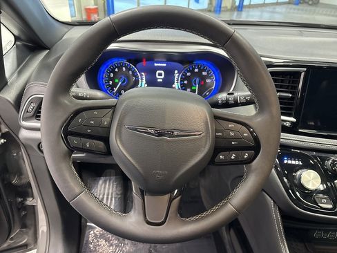 Used 2025 Chrysler Pacifica Limited image 15