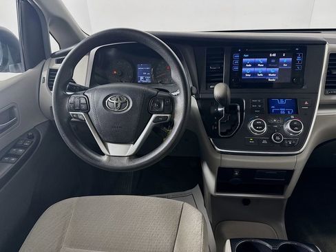 Used 2015 Toyota Sienna LE image 25